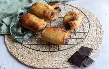 Chocolade broodjes op een rooster met pure chocolade voor genieten zonder schuldgevoelens tijdens low carb dieet.