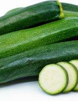 Courgette of groene zucchini in plakjes gesneden. gezond bij elke maaltijd.