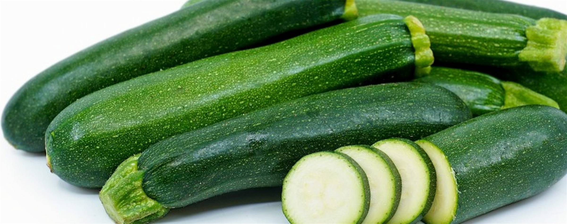 Courgette of groene zucchini in plakjes gesneden. gezond bij elke maaltijd.