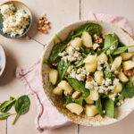 Granaatappel is gezond en je kunt ermee afvallen. Salade met spinazie, peer, blauwe kaas, walnoten en meer lekkers.