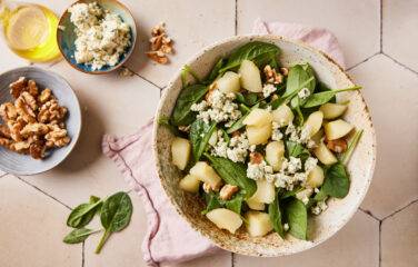 Granaatappel is gezond en je kunt ermee afvallen. Salade met spinazie, peer, blauwe kaas, walnoten en meer lekkers.