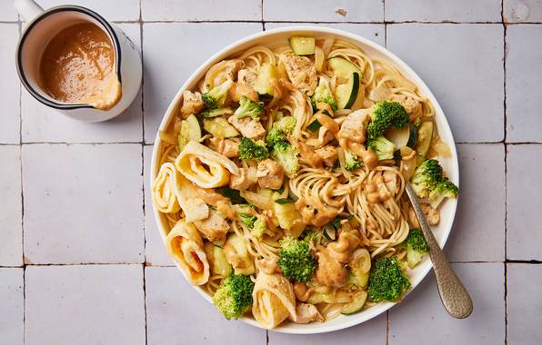 Noedels met kip, broccoli en romige pindasaus tijdens afvallen op budget.