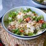 Quinoa salade met andijvie, rode ui, puntpaprika en ander lekkers voor tijdens een koolhydraatarm dieet.