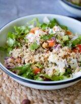 Quinoa salade met andijvie, rode ui, puntpaprika en ander lekkers voor tijdens een koolhydraatarm dieet.