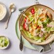 Salade makreel, ijsbergsla, cherrytomaatjes met mayonaise dressing on the side samen met bosuitjes.