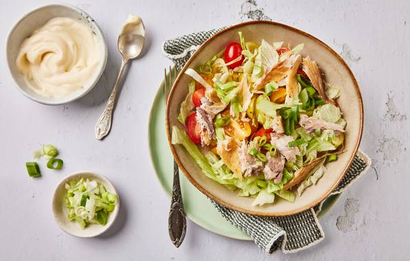 Salade makreel, ijsbergsla, cherrytomaatjes met mayonaise dressing on the side samen met bosuitjes.