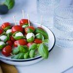 gezonde antipasti van tomaat en mozarella op sticks