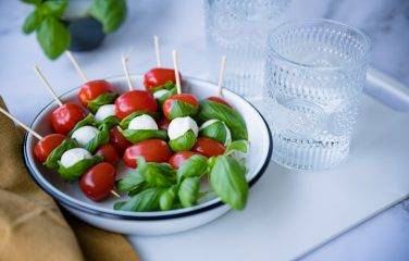 gezonde antipasti van tomaat en mozarella op sticks