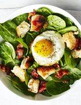 ontbijt salade recept met bacon en ei