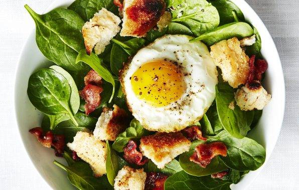 ontbijt salade recept met bacon en ei
