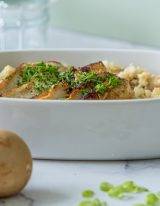 schotel met bloemkool risotto met champignons en plakjes kipfilet met een sausje