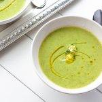 Makkelijke lunch van groene romige broccoli courgette soep.