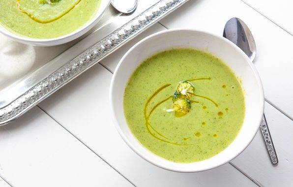 Makkelijke lunch van groene romige broccoli courgette soep.