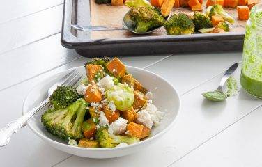 Broccoli ovenschotel met zoete aardappel en groene dressing