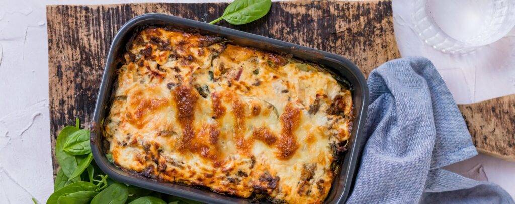 lasagne met veel kaas en spinazie bij koolhydraatarm dieet.
