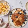 Eiwit pannenkoekjes met blauwe bessen, appeltaart havermout en een heerlijk kopje koffie tijdens een koolhydraatarm dieet.