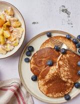 Eiwit pannenkoekjes met blauwe bessen, appeltaart havermout en een heerlijk kopje koffie tijdens een koolhydraatarm dieet.