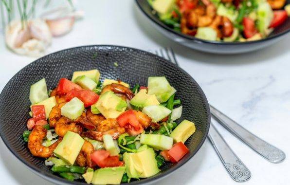 Gezond recept voor garnalen met knapperige groenten en avocado