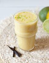 Gezond toetje gemaakt van sojadrink, heerlijke zoete mango, vanillestokjes en limoensap.