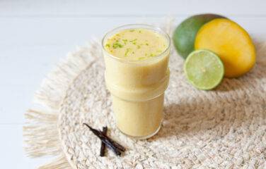 Gezond toetje gemaakt van sojadrink, heerlijke zoete mango, vanillestokjes en limoensap.