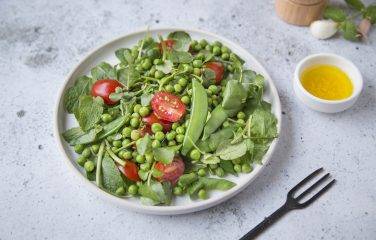 Groene salade met erwten en munt bij detox dieet