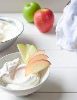 Hangop van magere yoghurt met vanille en stukjes appel