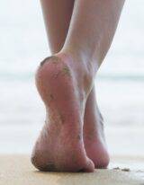 Blote voeten over het strand als detox.