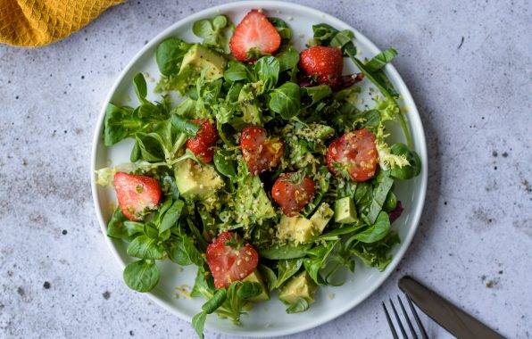Hennepzaad salade met aardbeien en avocado