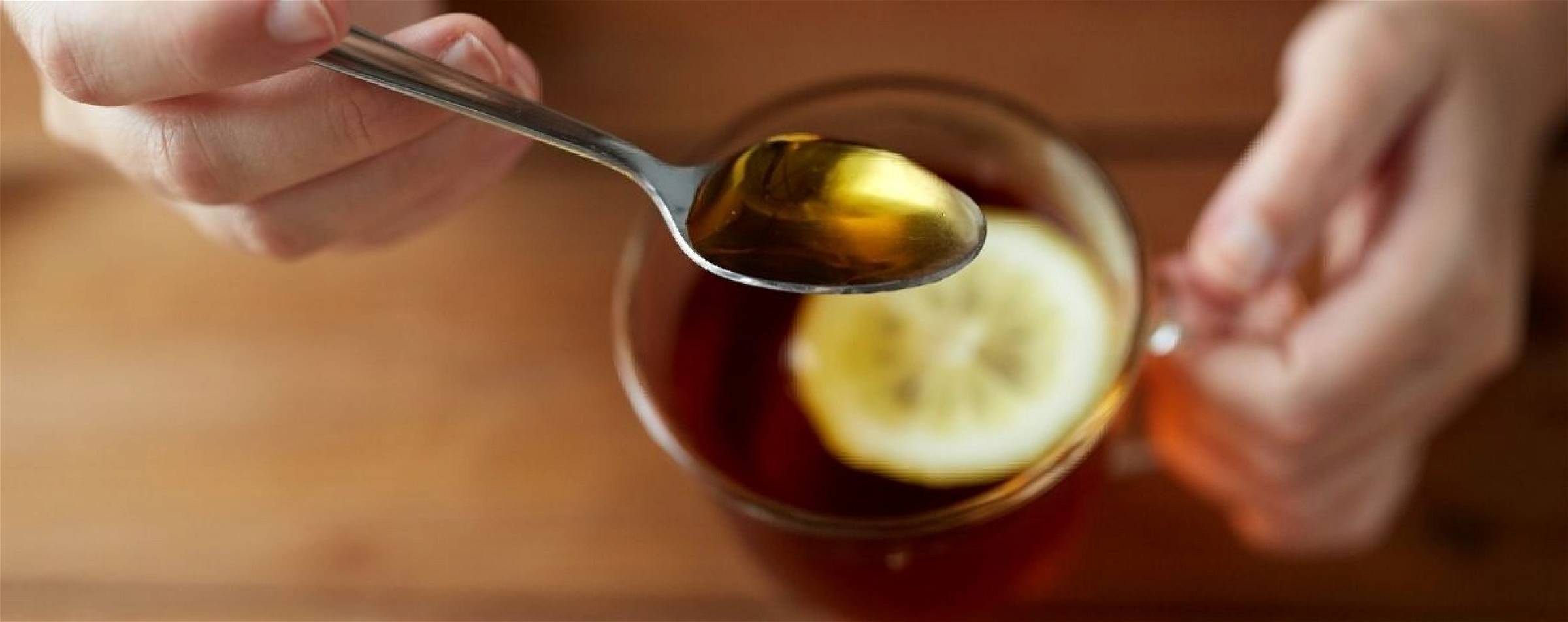 Honing in de thee als suikervervanger.