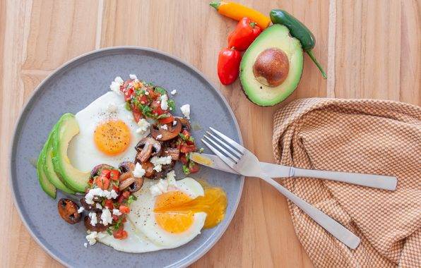 Huevos rancheros is een mexicaanse eieren ontbijt met avocado.
