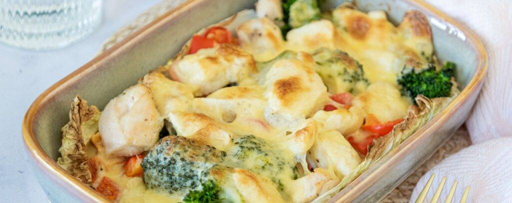 Heerlijke ovenschotel met gesmolten kaas, broccoli en allerlei andere gezonde groentes tijdens het keto dieet. 