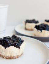 Recept voor keto cheesecake met mascarpone en blauwe bessen in mini
