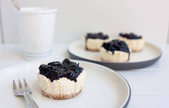 Recept voor keto cheesecake met mascarpone en blauwe bessen in mini