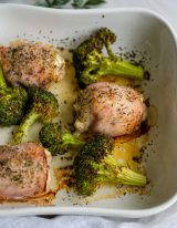 kip gewikkeld in bacon uit de oven met broccoli