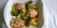 kip gewikkeld in bacon uit de oven met broccoli