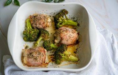 kip gewikkeld in bacon uit de oven met broccoli