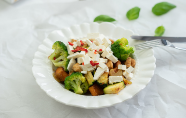 kip met roerbakgroenten op bord broccoli en feta