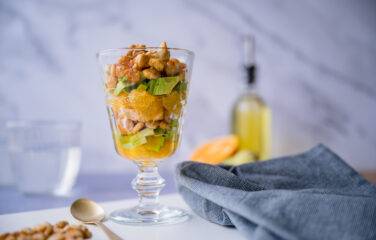 Heerlijke kipcocktail met avocado, sinaasappel en walnoten. Ideaal als voorgerecht tijdens een koolhydraatarm dieet.