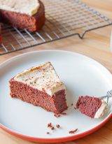 Taartpunt Red Velvet Cake met roomkaas frosting volgens koolhydraatarm recept.