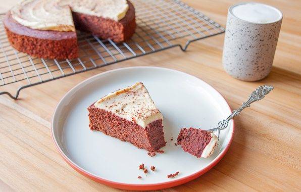 Taartpunt Red Velvet Cake met roomkaas frosting volgens koolhydraatarm recept.