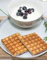 Koolhydraatarm recept voor gezonde wafels met griekse yoghurt en bessen.