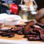 Liquid smoke rookaroma geeft een bacon smaak aan shiitake