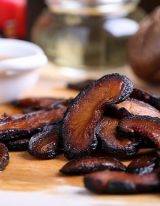 Liquid smoke rookaroma geeft een bacon smaak aan shiitake