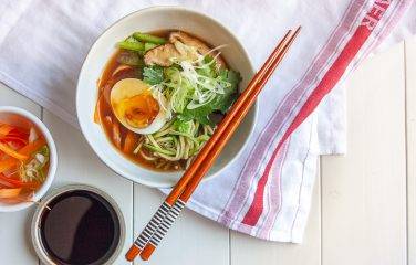 koolhydraatarme miso ramen recept met courgette noodles