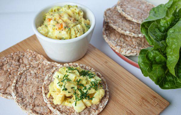 Gezonde eiersalade zonder mayo met kerrie poeder en spitskool