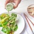 Sugar Snap salade met komkommer en gerookte makreel en een Oosterse dressing
