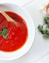 Tomatensaus Italiaanse basisrecept met gedroogde oregano voor de pizza