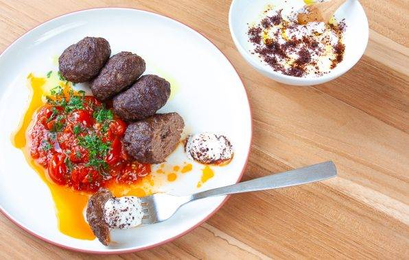 Turkse kofte gehaktballetjes met pittige tomatensaus en yoghurt