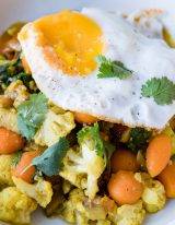 Vegetarische curry met spinazie en ei