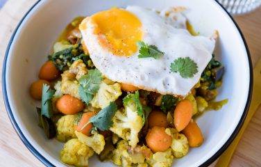 Vegetarische curry met spinazie en ei